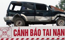 Lấy &#39;xác&#39; ô tô nát bét làm... biển cảnh báo giao thông ở Nghệ An
