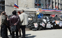 Kiev bác tin cảnh sát Donetsk chống lệnh, đứng về phe người biểu tình