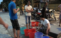 Hà Nội: Sửa xong đường ống, hàng nghìn hộ dân chung cư vẫn phải đi xách nước