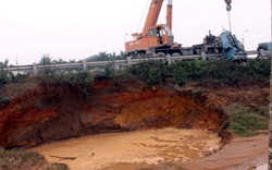 Đường ống cấp nước Sông Đà vỡ lần thứ 6, dân giãi bày bức xúc