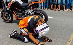 Vì sao tay đua mô tô Malaysia vái lạy khán giả VN?