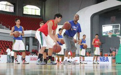 Huấn luyện trẻ Việt chơi bóng rổ chuyên nghiệp kiểu Mỹ