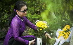 Sau chuyến bay dài, Khánh Ly vội đến viếng mộ NS Trịnh Công Sơn 