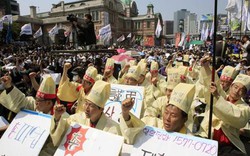 Gia đình nạn nhân vụ chìm phà Sewol biểu tình phản đối chính phủ Hàn Quốc