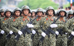 Quân đội diễn tập diễu binh trên đường phố Điện Biên