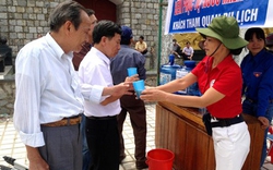 Điện Biên: Phục vụ nước uống miễn phí cho du khách
