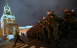 Quân đội Nga tập duyệt binh hoành tráng trong đêm