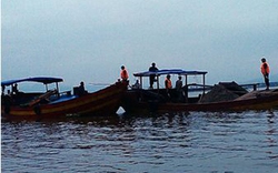 Hà Tĩnh: 3 thuyền lớn hút cát trái phép  