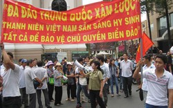 Tuần hành phản đối Trung Quốc: TP.HCM rực sắc đỏ, vang lời ca yêu nước
