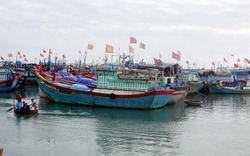 Tàu quân sự ép tàu cá Việt Nam rồi dùng dùi cui tấn công ngư dân Việt