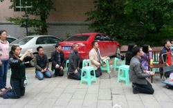 Giáo viên Trung Quốc quỳ gối để biểu tình
