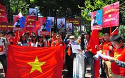 Người Việt tại Italy biểu tình, đọc kháng thư trước sứ quán Trung Quốc