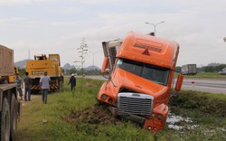 Container &#34;cày&#34; loạt cọc tiêu, &#34;ngoặt ngoẹo&#34; dưới mương