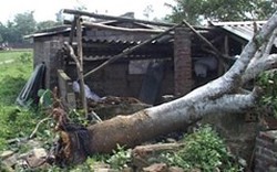 Quảng Nam: Lốc xoáy cuốn phăng hàng chục mái nhà