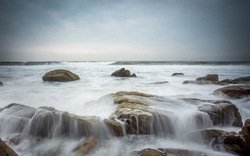 Khoảnh khắc sóng biển Phan Thiết đẹp mê hồn