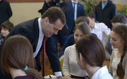 Thủ tướng Nga Dmitry Medvedev bất ngờ tới thăm bán đảo Crimea