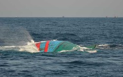 Cận cảnh tàu cá bị tàu Trung Quốc đâm chìm được lai dắt về Lý Sơn