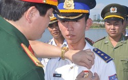Tặng huy hiệu và bằng khen cho cán bộ, chiến sĩ cảnh sát biển 