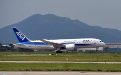 Cận cảnh siêu máy bay Boeing 787 lần đầu đến Hà Nội 