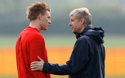 Vừa gia hạn hợp đồng, Wenger đã &#34;xuống tay&#34; với học trò