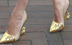 Angelina Jolie đi giày làm bằng vàng, một mình dự sự kiện