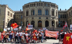 Người Việt ở Na Uy biểu tình phản đối Trung Quốc