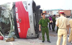 Hải Phòng: Xe container đâm lật xe khách, 30 người bị thương