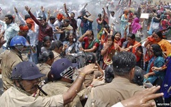 Ấn Độ: Thêm 2 phụ nữ bị cưỡng hiếp rồi treo cổ lên cây