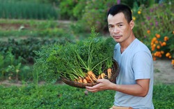 Họa sĩ Bùi Công Khánh đi làm nông dân