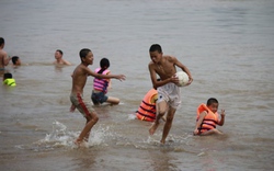 Mục kích “bãi biển” bên bờ sông Hồng