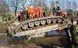 Những pha tai nạn khó đỡ của các siêu tăng