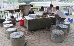 Quán nước cối đá độc đáo của cụ bà trên vỉa hè Hà Nội