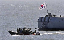 Hàn Quốc giải cứu 5 ngư dân Triều Tiên bị chìm thuyền