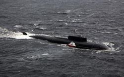 Cận cảnh tàu ngầm khổng lồ bỗng chốc biến thành “thần hộ mệnh” ở Biển Trắng