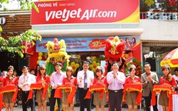 Hàng trăm người xếp hàng mua vé tại Trung tâm Bán vé & Dịch vụ khách hàng VietJet