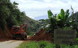 Thanh Hóa: Mưa lớn khiến đường &#34;trôi tụt&#34; xuống sông