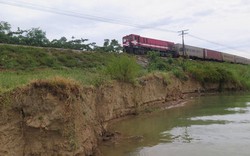 Bờ sông Lam sạt lở, đe dọa tuyến đường sắt Bắc-Nam