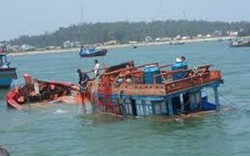 Quảng Ngãi: Tàu bị tông chìm trên biển, 8 ngư dân tự bơi vào bờ