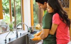 Muốn gia đình hạnh phúc, đàn ông hãy rửa bát cùng vợ!