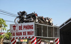 &#34;Trưng&#34; ô tô bị đâm nát, xe máy biến dạng làm biển báo giao thông