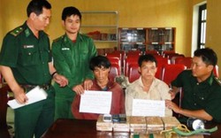 2 kẻ vận chuyển 10 bánh heroin điên cuồng dùng dao chống trả