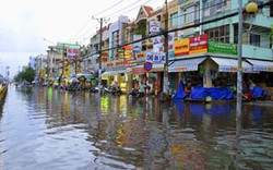 Đường phố Sài Gòn biến thành &#39;sông&#39; sau cơn mưa