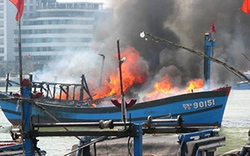 Quảng Nam: Tàu hơn 3,5 tỷ bị lửa thiêu rụi trong đêm