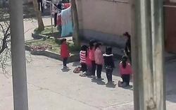 Trung Quốc: Giáo viên phạt học sinh quỳ giữa trưa 