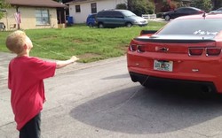 Video: Đô vật Mỹ nhổ răng cho con bằng ô tô