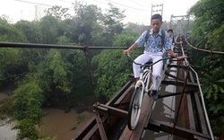 Indonesia: Thót tim học sinh đạp xe qua cầu treo rộng bằng gang tay