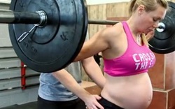 Clip: Bà bầu 8 tháng thản nhiên nâng tạ 100 kg