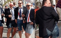 Nhóm đàn ông mặc quần ngắn cũn, uốn éo trên phố