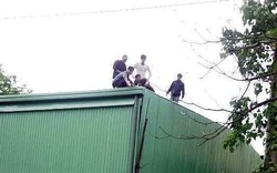 HN: Sau tiếng nổ lớn, nam công nhân bất tỉnh trên mái nhà