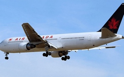 Máy bay Canada hạ cánh khẩn cấp vì hành khách cắn phi hành đoàn
